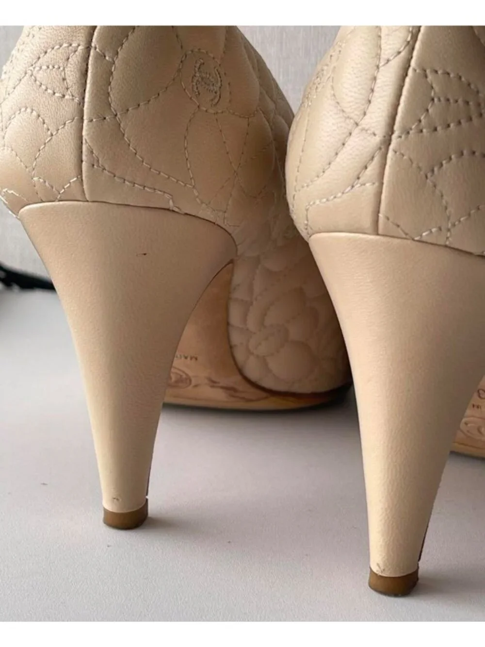 Chanel beige Camellia logo cc quilted leather pump heels sz37 US6.5  narrow